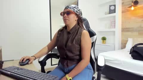 Snapshot of alma_fenix chatting on 10.08.25 ALMA FENIX online show from 10.08.25