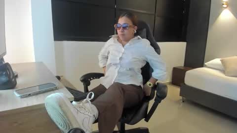 Snapshot of alma_fenix chatting on 10.10.25 ALMA FENIX online show from 10.10.25