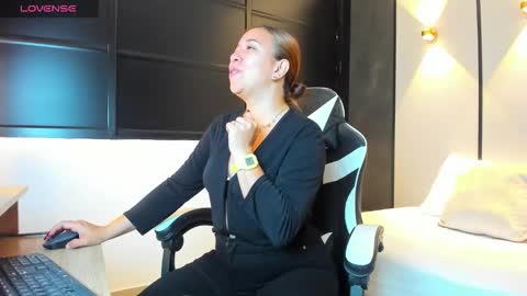 Snapshot of alma_fenix chatting on 10.14.25 ALMA FENIX online show from 10.14.25