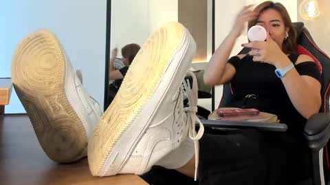 Snapshot of alma_fenix chatting on 10.31.25 ALMA FENIX online show from 10.31.25