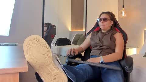 Snapshot of alma_fenix chatting on 11.04.25 ALMA FENIX online show from 11.04.25