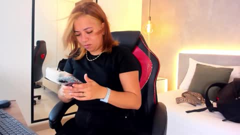 Snapshot of alma_fenix chatting on 11.12.25 ALMA FENIX online show from 11.12.25