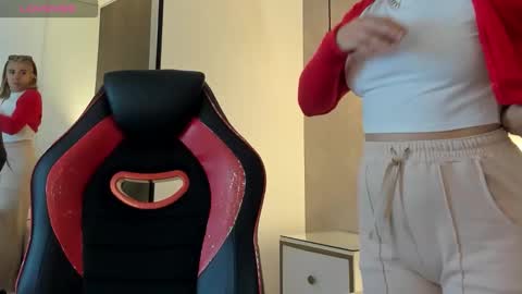 Snapshot of alma_fenix chatting on 11.19.25 ALMA FENIX online show from 11.19.25