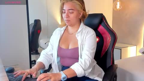 Snapshot of alma_fenix chatting on 11.20.25 ALMA FENIX online show from 11.20.25