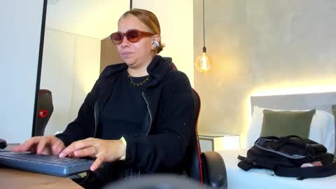 Snapshot of alma_fenix chatting on 11.28.25 ALMA FENIX online show from 11.28.25