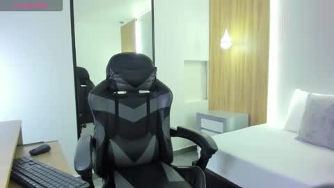 Snapshot of alma_fenix chatting on 12.01.25 ALMA FENIX online show from 12.01.25