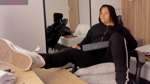 Snapshot of alma_fenix chatting on 12.05.25 ALMA FENIX online show from 12.05.25