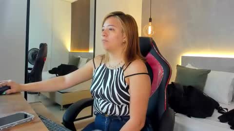 Snapshot of alma_fenix chatting on 12.15.25 ALMA FENIX online show from 12.15.25