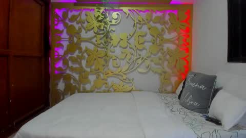 Snapshot of alogenotwink chatting on 10.28.25 STEPHAN online show from 10.28.25