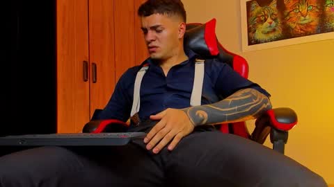 Snapshot of alpha_dominus_ chatting on 11.06.25 alpha_dominus_ online show from 11.06.25