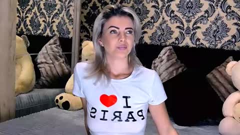 Snapshot of alyblonde chatting on 12.18.24 aly online show from 12.18.24