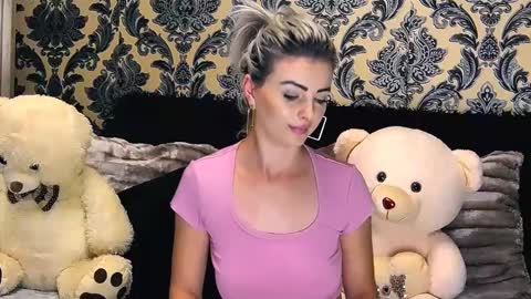 Snapshot of alyblonde chatting on 12.19.24 aly online show from 12.19.24