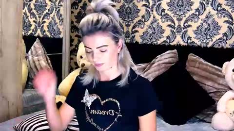 Snapshot of alyblonde chatting on 12.20.24 aly online show from 12.20.24