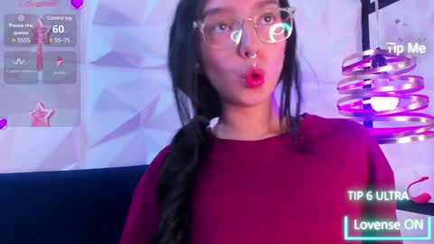 Snapshot of alys_molly chatting on 12.19.24 sopie online show from 12.19.24