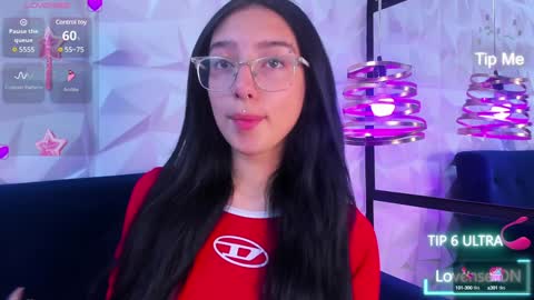 Snapshot of alys_molly chatting on 12.20.24 sopie online show from 12.20.24