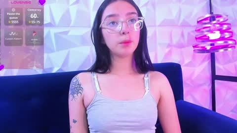 Snapshot of alys_molly chatting on 12.24.24 sopie online show from 12.24.24