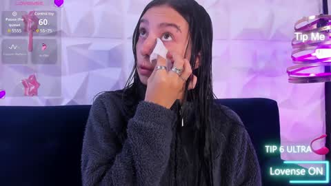 Snapshot of alys_molly chatting on 01.07.25 sopie online show from 01.07.25