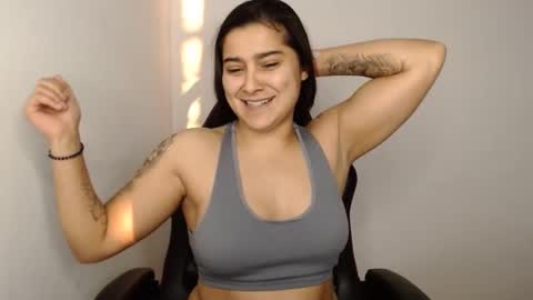 Snapshot of amanda5star chatting on 01.22.25 The queen of the biceps online show from 01.22.25