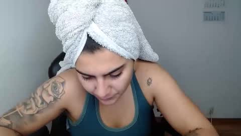 Snapshot of amanda5star chatting on 12.18.25 The queen of the biceps online show from 12.18.25