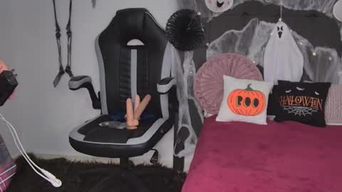 Snapshot of amandabrooks_18 chatting on 10.17.25 Amanda online show from 10.17.25