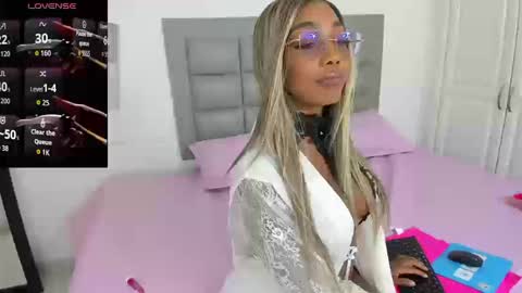 Snapshot of amaraluxe chatting on 10.16.25 amaraluxe online show from 10.16.25