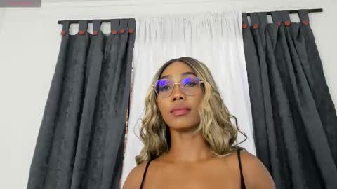 Snapshot of amaraluxe chatting on 10.29.25 amaraluxe online show from 10.29.25