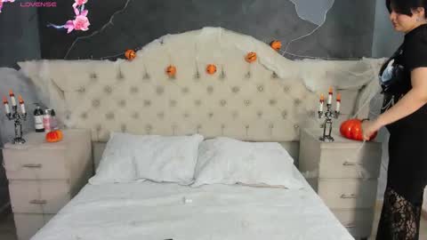 Amber Grey online show from 10.18.25