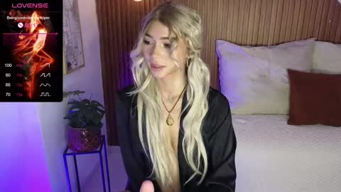 Snapshot of amelieaxie chatting on 01.23.25 Isabella online show from 01.23.25