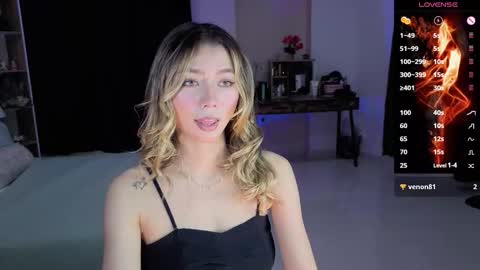 Snapshot of amelieaxie chatting on 09.25.25 Isabella online show from 09.25.25