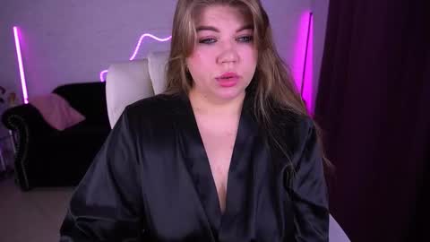 Snapshot of amellywhite chatting on 11.17.25 Alina online show from 11.17.25