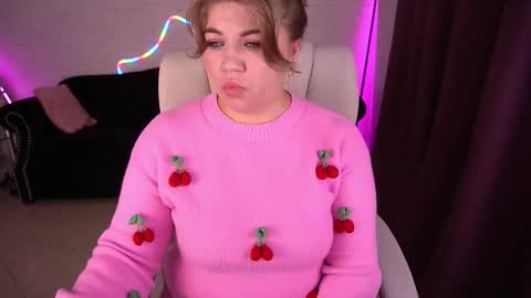 Snapshot of amellywhite chatting on 11.18.25 Alina online show from 11.18.25