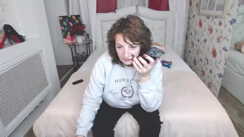 Snapshot of amihotgranny chatting on 10.28.25 Ami online show from 10.28.25