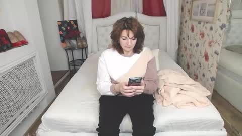 Snapshot of amihotgranny chatting on 12.15.25 Ami online show from 12.15.25