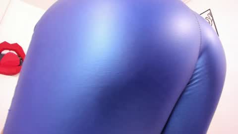 hi guys im ariani ill be off till december 1st for vacation if u want u can add me on snapchat by bio and talk or play there online show from 01.26.25