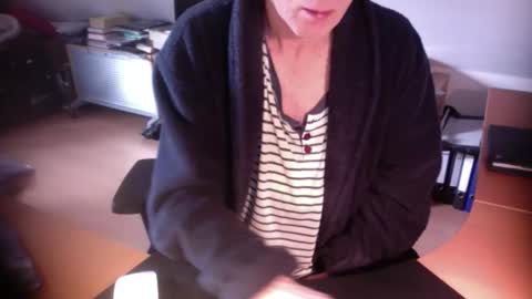 Snapshot of amor2200 chatting on 11.25.25 Amor2200 online show from 11.25.25