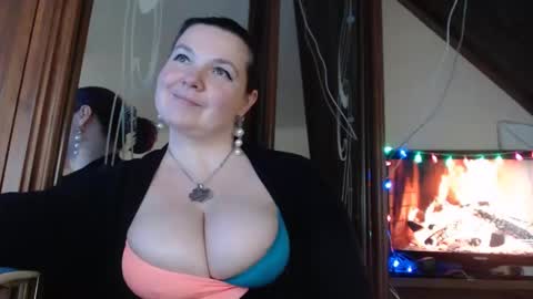 Snapshot of amorelara chatting on 12.14.24 amorelara online show from 12.14.24
