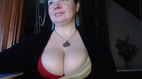 Snapshot of amorelara chatting on 02.15.25 amorelara online show from 02.15.25