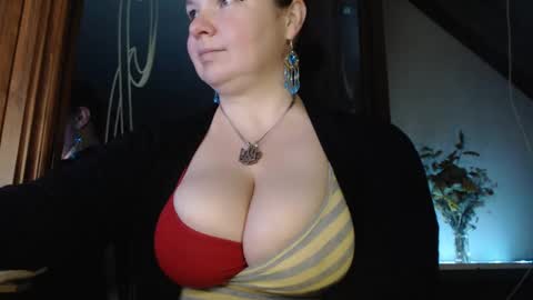 Snapshot of amorelara chatting on 02.16.25 amorelara online show from 02.16.25