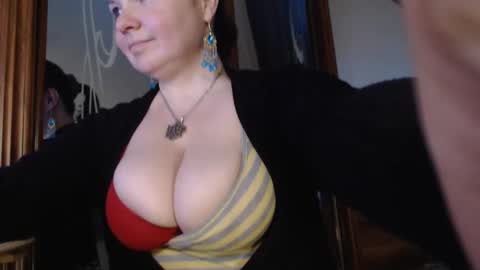 Snapshot of amorelara chatting on 02.16.25 amorelara online show from 02.16.25