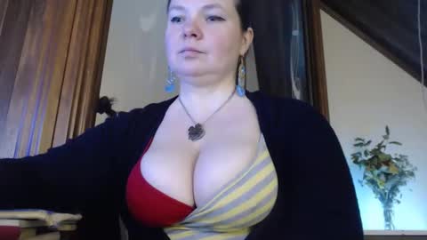 Snapshot of amorelara chatting on 02.17.25 amorelara online show from 02.17.25