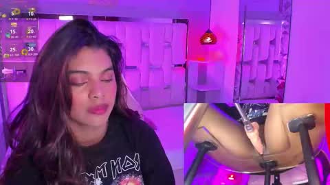 Snapshot of amyevan_ chatting on 11.13.25 amyevan_ online show from 11.13.25