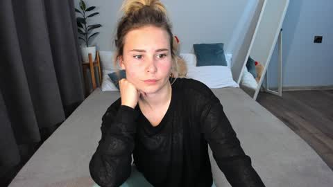 Snapshot of amymilson chatting on 12.07.24 amymilson online show from 12.07.24