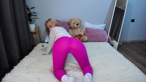 Snapshot of amymilson chatting on 12.19.24 amymilson online show from 12.19.24