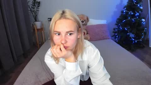 Snapshot of amymilson chatting on 01.08.25 amymilson online show from 01.08.25