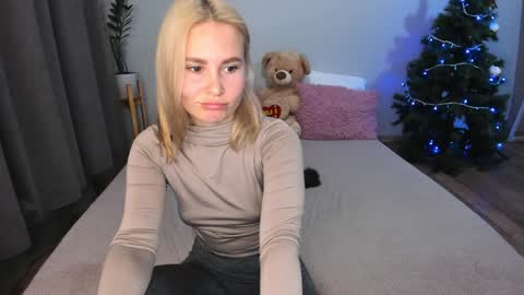 Snapshot of amymilson chatting on 01.10.25 amymilson online show from 01.10.25