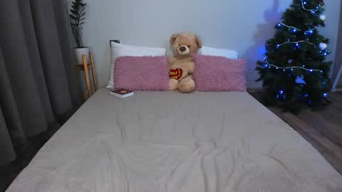 Snapshot of amymilson chatting on 01.10.25 amymilson online show from 01.10.25