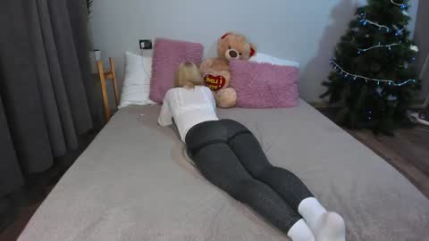 Snapshot of amymilson chatting on 01.12.25 amymilson online show from 01.12.25