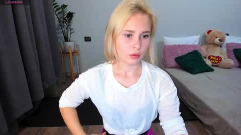 Snapshot of amymilson chatting on 03.09.25 amymilson online show from 03.09.25