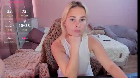 Snapshot of amymilson chatting on 10.23.25 amymilson online show from 10.23.25