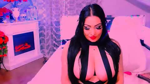 Snapshot of amyrarosera chatting on 10.29.25 Alimoonyia online show from 10.29.25